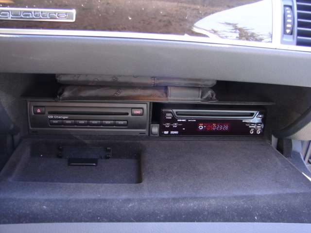 Externí DVD přehrávač, k úložném prostoru u spolujezdce 