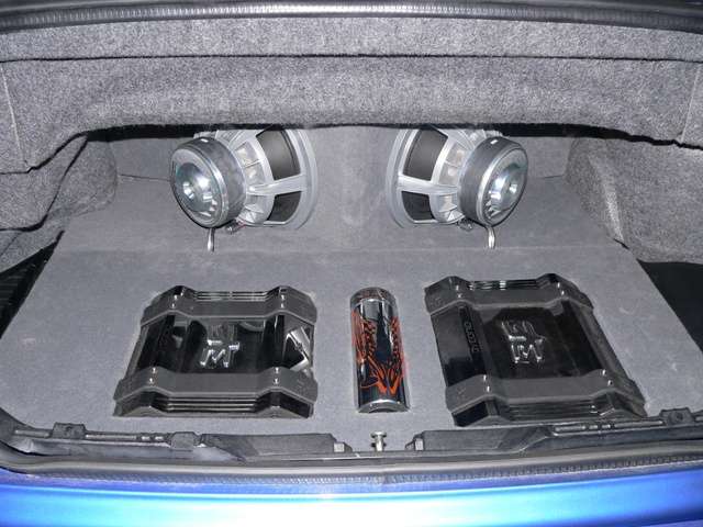 BMW E36 instalace zesilovačů v zavazadllovém prostoru