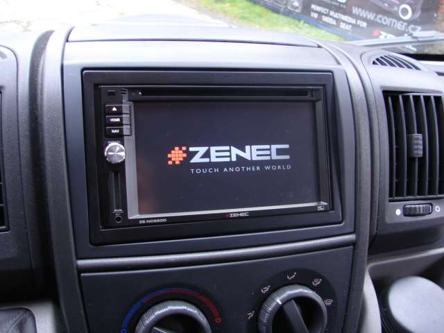 Zenec ZE NC620D - detail instalace v Peugeot Boxer