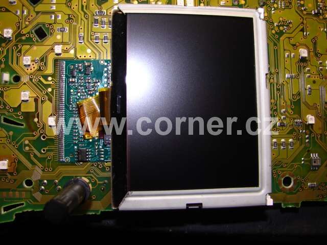 Nezbytná úprava kovového rámečku LCD
